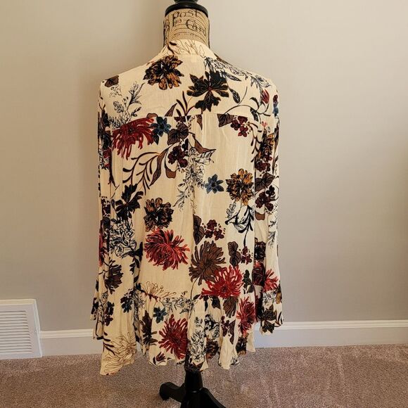 NWOT Easel floral top with tie - Picture 2 of 4